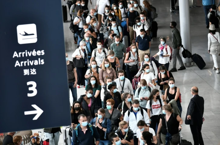 Des soignants volontaires arrivent à l'aéroport d'Orly, près de Paris, pour aller prêter main forte aux équipes médicales des Antilles où la situation sanitaire liée à l'épidémie de coronavirus est jugée "très critique", le 20 août 2021