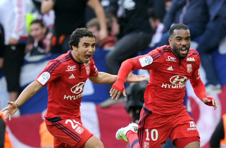L'attaquant de Lyon Alexandre Lacazette (d) exulte après un but face à Toulouse, le 23 avril 2016 à Toulouse
