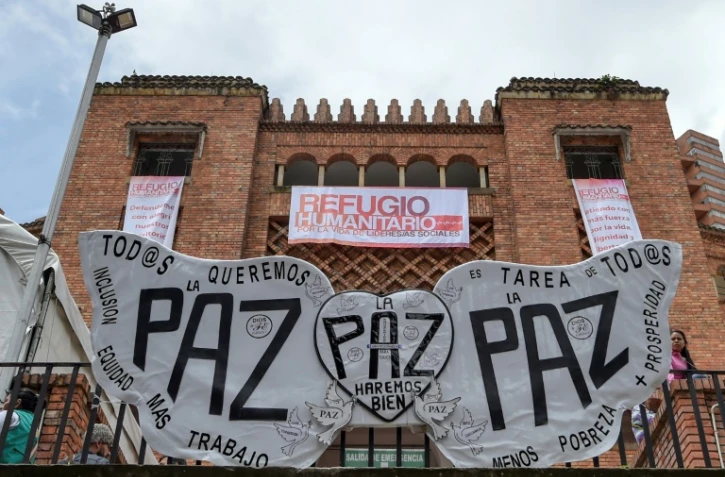 "Paix" peut-on lire sur des banderoles installées sur la façade des arènes de la Santamaria dans le quartier de La Macarena où sont réunis des défenseurs des droits humains et leaders sociaux, à Bogota le 30 avril 2019