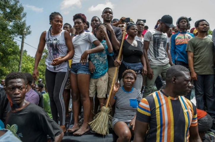 Une foule devant le commissariat de Petionville où sont détenus des suspects de l'assassinat du président haïtien, le 8 juillet 2021 en Haïti 