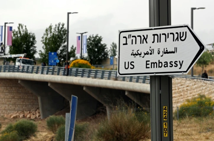 Des ouvriers ont installé le 7 mai 2018 à Jérusalem les premiers panneaux indiquant la direction de l'ambassade des Etats-Unis qui ouvrira le 14 mai à la suite d'une décision saluée comme historique par Israël et largement condamnée par la communauté internationale.