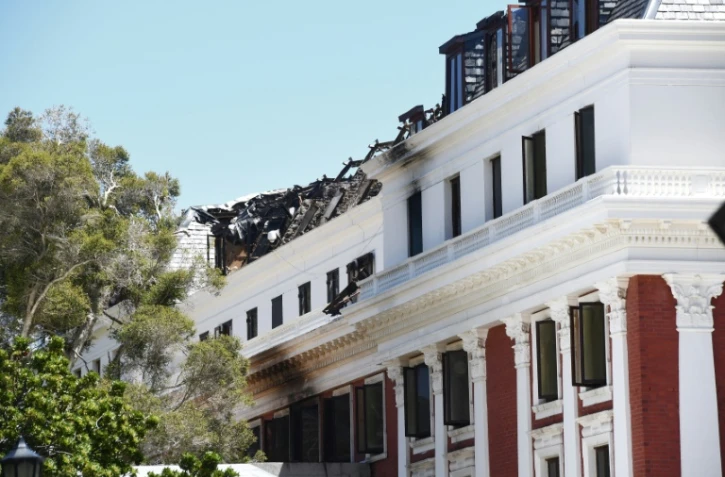 Le parlement du Cap, qui a perdu son toit dans l'incendie, le 4 janvier 2022