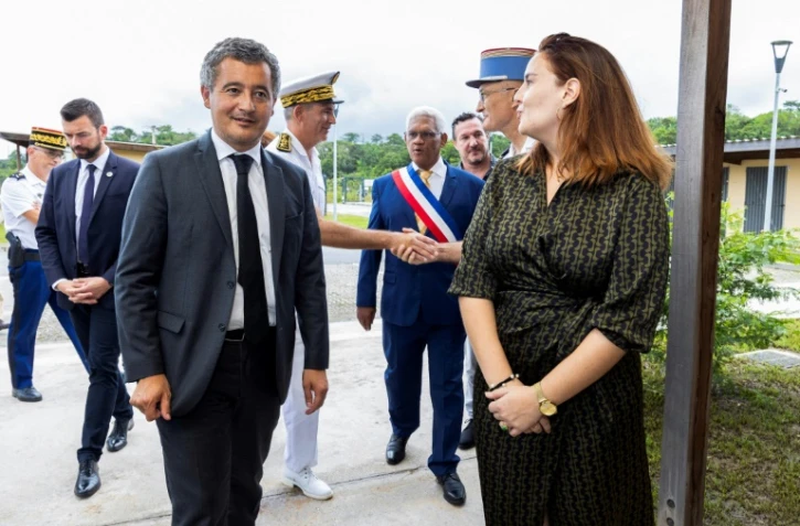 Le ministre français de la Justice Gérald Darmanin (3e g) arrive à l'inauguration du centre éducatif fermé de Montsinéry-Tonnegrande, en Guyane, le 17 mai 2025