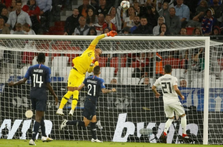 Le gardien de l'équipe de France Alphonse Areola dévie un tir de l'Allemagne en Ligue des nations, le 6 septembre 2018 à Munich