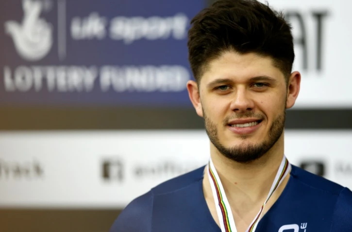 Le pistard français Quentin Lafargue, médaillé de bronze du kilomètre aux Mondiaux, pose sur le podium, le 3 mars 2016 à Londres