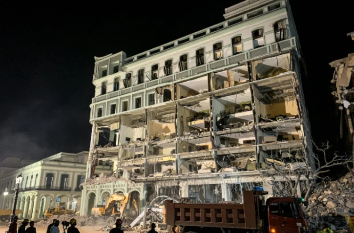 Des pompiers fouillent les décombres de l'hôtel Saratoga, à La Havane, le 6 mai 2022