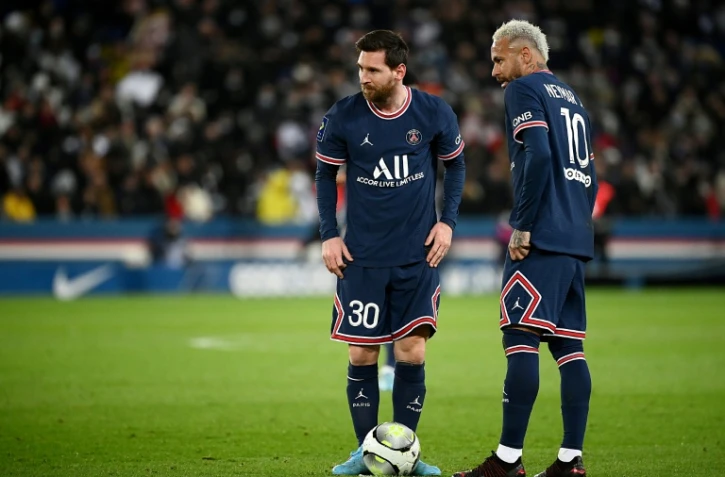 Les attaquants du PSG Lionel Messi et Neymar lors d'un match contre Saint-Etienne au Parc des Princes, le 26 février 2022