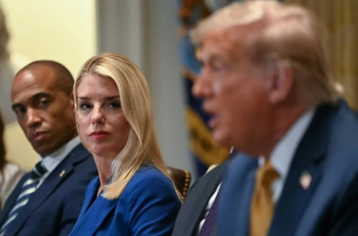 La ministre américaine de la Justice Pam Bondi à côté de Donald Trump le 8 juillet 2025 à Washington