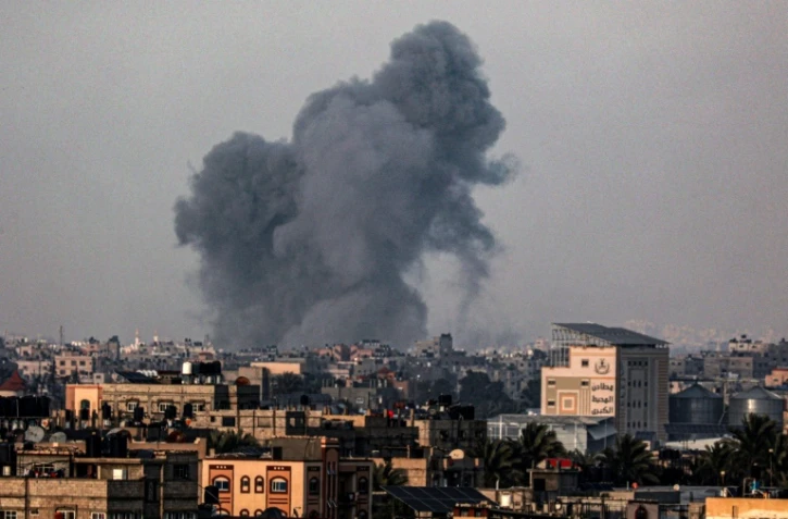 De la fumée s'élève dans le ciel au-dessus de Khan Younès, le 18 janvier 2024, vu depuis Rafah dans la bande de Gaza