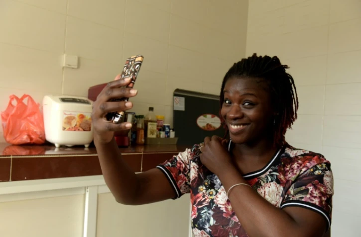 Béninoise née en France et gourmande assumée, Karelle Vignon-Vullierme a "appris à faire à manger sur Internet" pour son mari. Etablie à Dakar depuis 2012, elle partage désormais sa cuisine sur un blog très consulté et via les réseaux sociaux, avec des milliers d'abonnés.