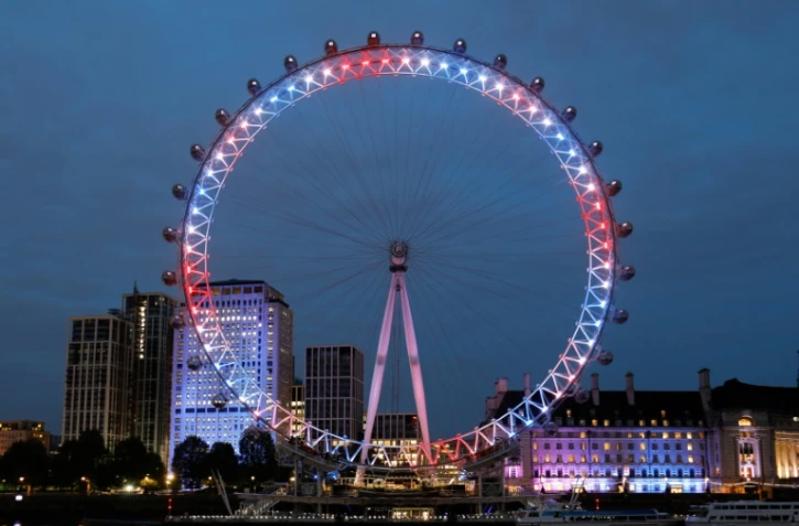 La grande roue au bord de la Tamise à Londres, London Eye, brille en rouge, blanc et bleu pour saluer la naissance du fils du prince Harry et de Meghan, le 6 mai 2019
