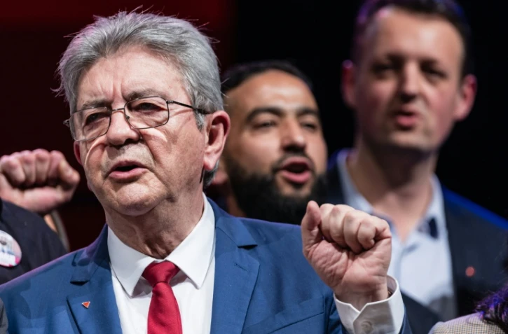 Le fondateur de La France Insoumise (LFI), Jean-Luc Mélenchon, lève le poing lors d'un meeting électoral en soutien au député David Guiraud, candidat aux élections municipales à Roubaix, dans le nord de la France, le 31 janvier 2026