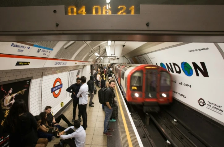 Une rame arrive à la station Oxford Circus à Londres, le 20 août 2016 dans le cadre du lancement du métro de nuit