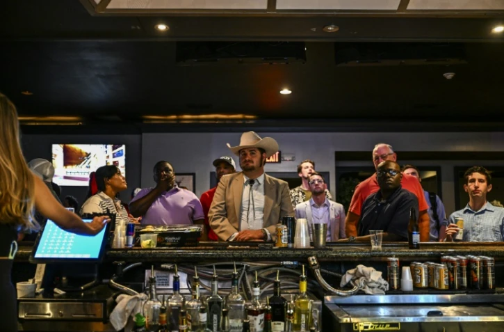 Des membres des Jeunes républicains regardent le débat entre candidats conservateurs à l'investiture pour la présidentielle, dans un bar d'Atlanta aux Etats-Unis le 23 août 2023