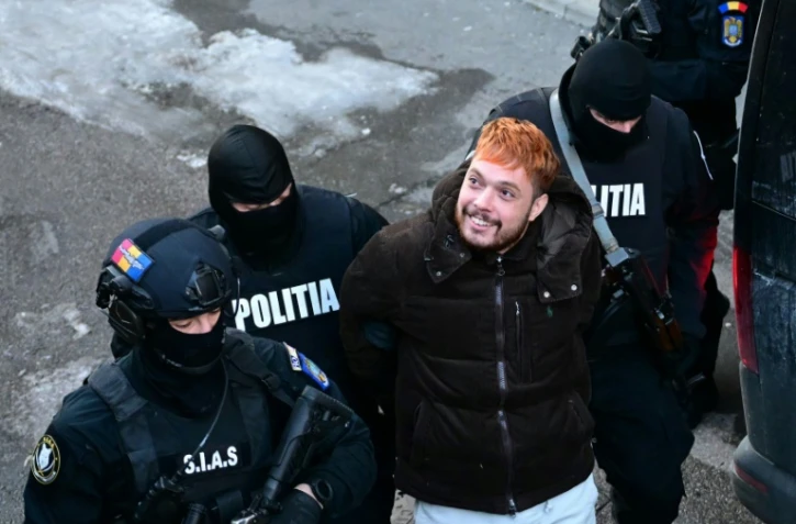 Le narcotrafiquant français Mohamed Amra est escorté par des policiers le 23 février 2025 à Bucarest