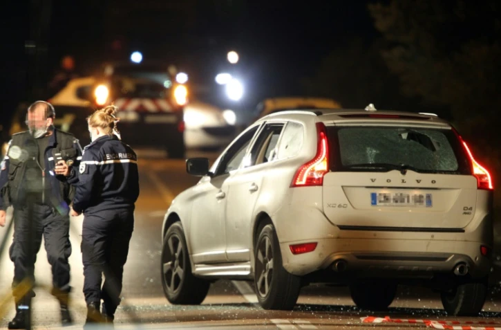 La police scientifique près du véhicule criblé de balles dans lequel l'avocat Jean-Michel Mariaggi a été tué sur une route proche de Carbuccia en Corse le 29 octobre 2015