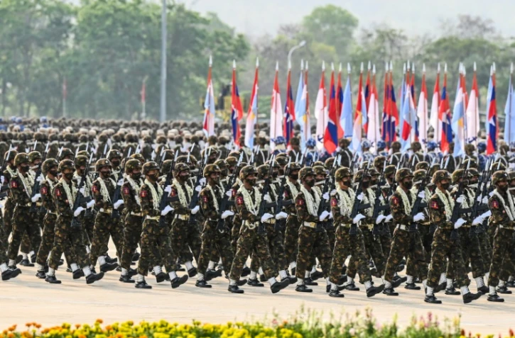 Défilé militaire à l'occasion de la journée de l'armée, le 27 mars 2022 à Naypyidaw, en Birmanie