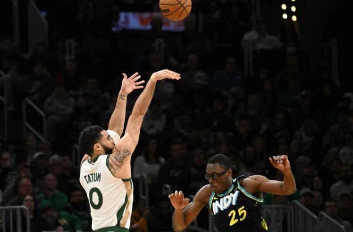 La star des Boston Celtics Jayson Tatum tente un tir à trois points lors d'un match NBA contre les Indiana Pacers, à Boston, le 30 janvier 2024