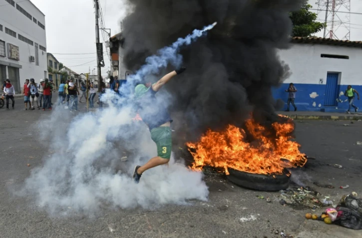 Affrontements le 23 février 2019 entre manifestants et militaires vénézuéliens à Ureña, ville frontalière avec la Colombie, après la fermeture temporaire des ponts frontaliers ordonnée par le gouvernement de Nicolas Maduro
