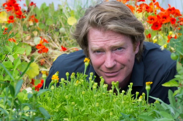 Le Britannique Chris Kilner pose devant ses micro-pousses à Saint-Jean-en-Val (France), le 22 mai 2018