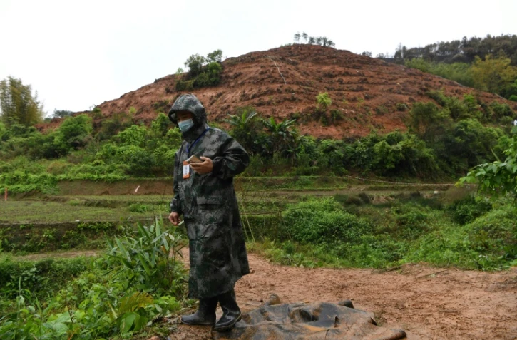 Sur le lieu du crash du Boeing 737-800 de China Eastern près de Wuzhou, en Chine, le 24 mars 2022
