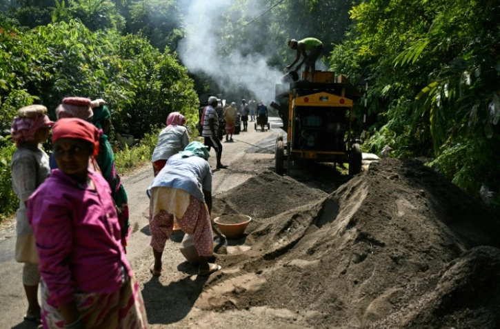 Des ouvriers attelés à la construction d'une route traversant des terres forestières dans le cadre d'un projet de grands travaux, le 26 mars 2026 près de Campbell Bay, sur l'île de Grande Nicobar, dans l'archipel indien des Andaman-et-Nicobar 