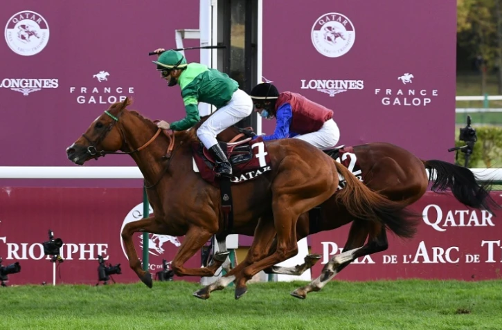 Le jockey italien Cristian Demuro sur Sottsass remporte le Prix de l'Arc de Triomphe, le 4 octobre 2020 sur l'hippodrome de ParisLongchamp à Paris