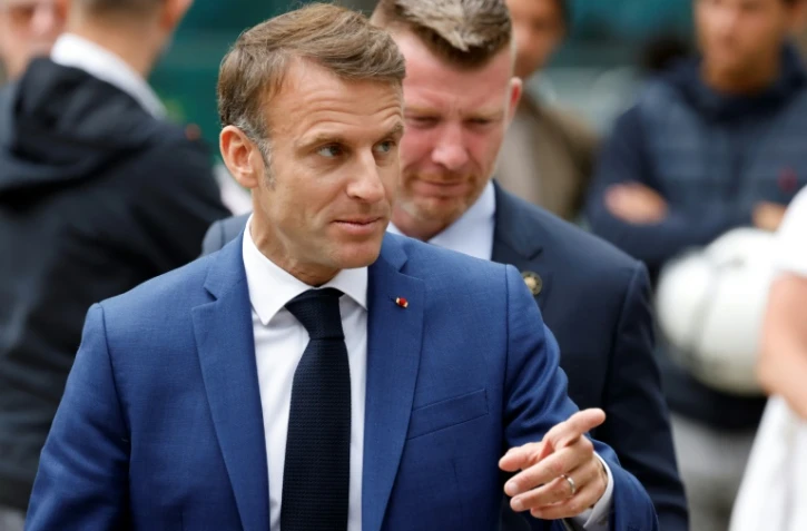 Le président Emmanuel Macron quitte le bureau de vote du Touquet après avoir voté au 1er tour des législatives, le 30 juin 2024 dans le Pas-de-Calais