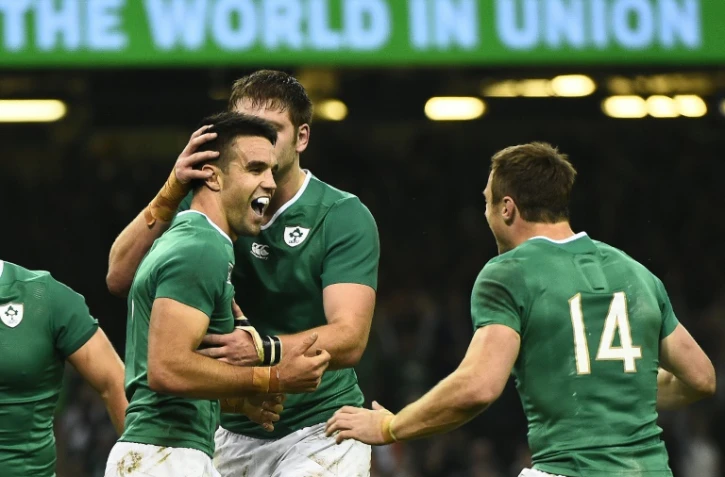 Le demi de mêlée irlandais Conor Murray (g) félicité après avoir inscrit un essai contre la France en Coupe du monde le 11 octobre 2015 au Millennium Stadium de Cardiff