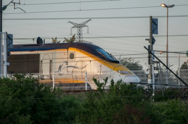 Un train Eurostar attend de pouvoir pénétrer dans le tunnel sous la Manche vers l'Angleterre en gare de Calais-Frethun, dans le Pas-de-Calais, le 2 septembre 2015