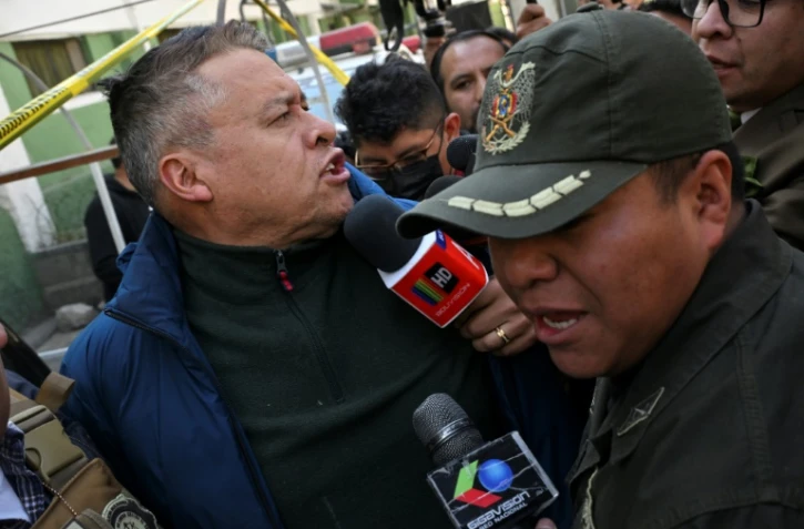 Le général Juan José Zuniga, chef de l'armée bolivienne démis de ses fonctions, s'adresse aux journalistes lors de son transfert à la prison de haute sécurité de San Pedro de Chonchocoro, le 29 juin 2024 à La Paz