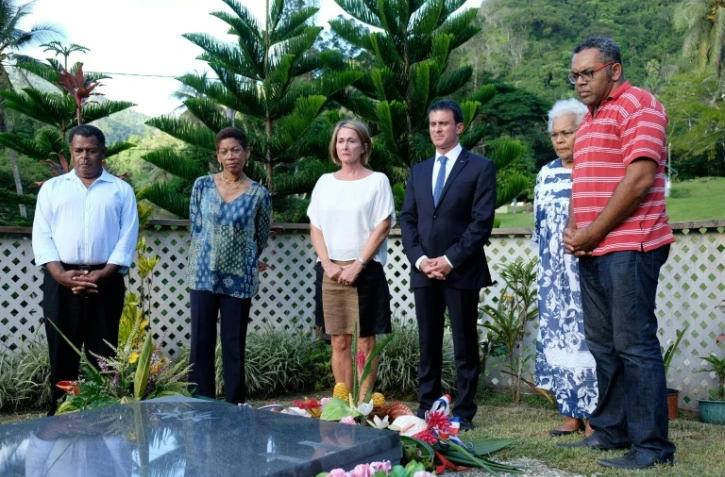 Le Premier ministre Manuel Valls (3e à d) et la ministre des Outre-mer George Pau-Langevin (2e à g) devant la tombe du leader indépendantiste kanak Jean-Marie Tjibaou, à Tiendanite en Nouvelle-Calédonie le 30 avril 2016