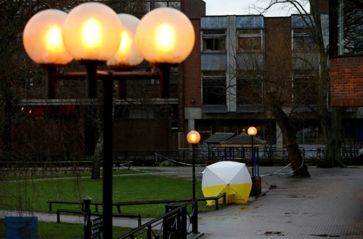Une tente protectrice installée le 12 mars 2018 par la police recouvre le banc sur lequel l'ancien agent russe Sergueï Skripal et sa fille Ioulia ont été retrouvés victimes d'une tentative d'empoisonnement dans un centre commercial à Salisbury