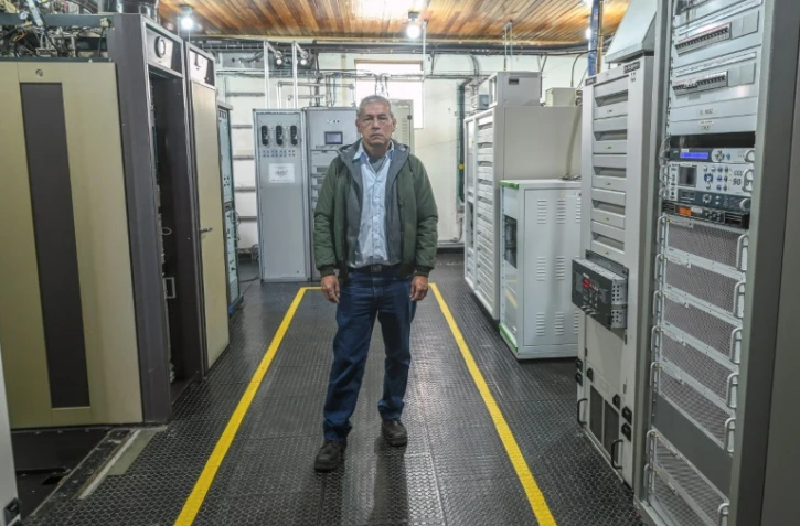 L'électricien Fernando Arias, chargé de la maintenance d'une antenne relais de la radio-télévision publique colombienne (RTVC), le 2 mai 2023 près du volcan Nevado del Ruiz, en Colombie