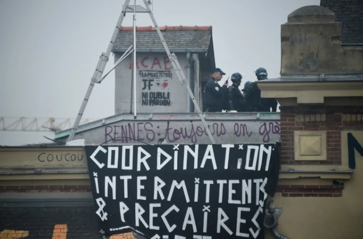 Des policiers sur le toit du bâtiment rebaptisé Maison du peuple par les opposants à la loi travail, à Rennes le 13 mai 2016
