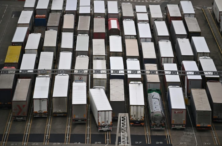 Des camions font la queue pour monter à bord d'un ferry à Douvres (Grande Bretagne) le 18 décembre 2020