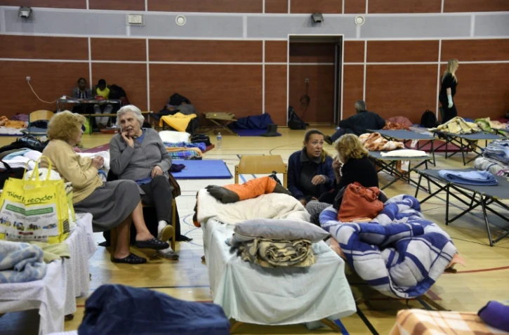 Des habitants de Nemours attendent dans un gymnase après leur évacuation suite aux inondations le 2 juin 2016 