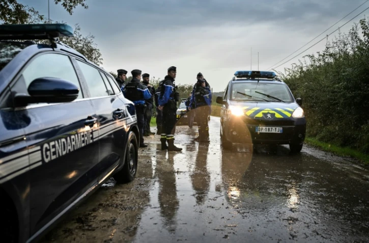 Des gendarmes bouclent la zone dans laquelle le corps de Lina a été découvert, le 17 octobre 2024 à Sermoise-sur-Loire, dans la Nièvre