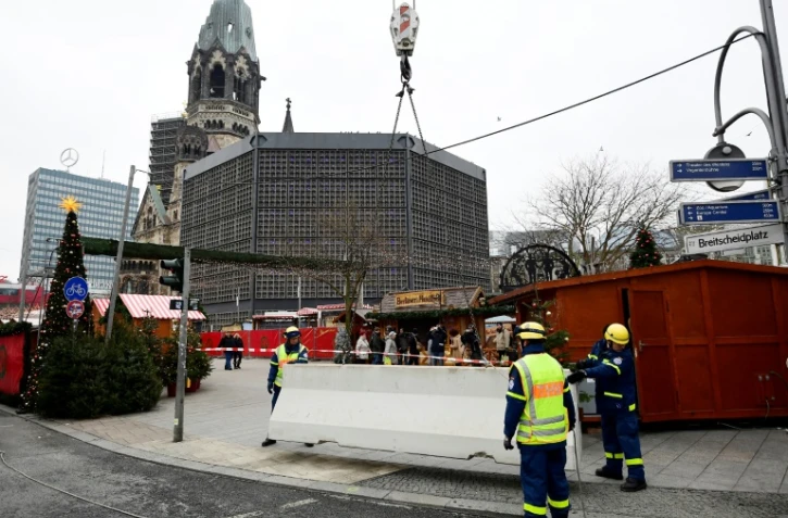 Installation d'un bloc anti-intrusion près de l'église du Souvenir pour sécuriser le marché de Noël le 22 décembre 2016 à Berlin