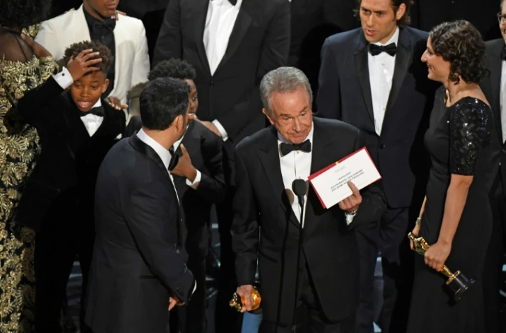 Warren Beatty avec l'enveloppe attribuant l'Oscar du meilleur film à "Moonlight" le 26 février 2017 à Hollywood en Californie83 