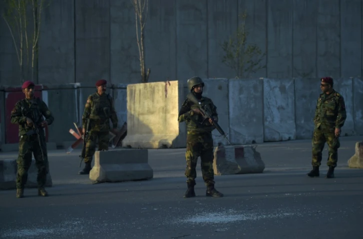 Des forces de sécurité afghanes dans une rue de Kaboul après un attentat suicide, le 12 avril 2017