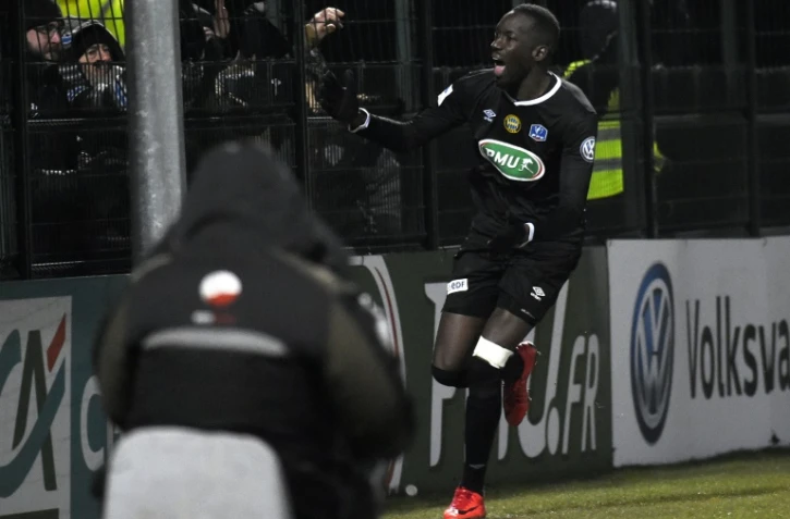 Le joueur de Chambly Lassana Doucouré exulte après avoir marqué contre Strasbourg en quart de finale de la Coupe de France, le 28 février 2018 à Beauvais