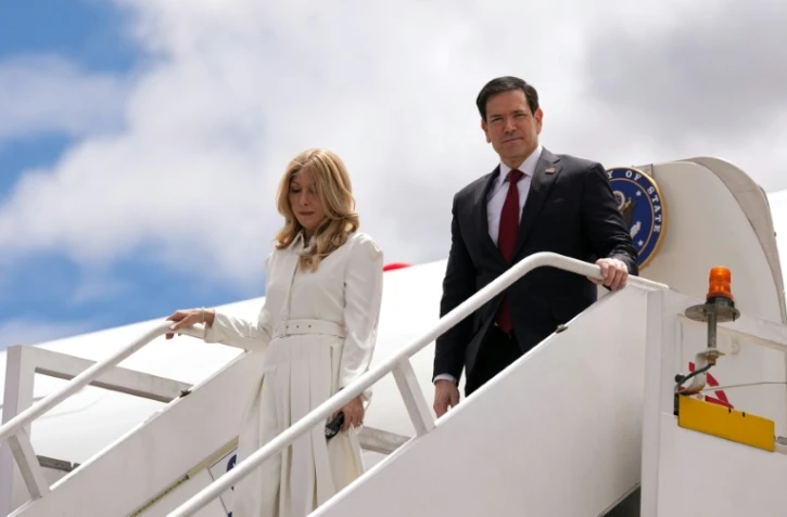 Le secrétaire d'Etat américain Marco Rubio et son épouse Jeanette Dousdebes arrivent à l'aéroport de Quito le 9 septembre 2026, en Equateur