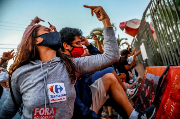 Des protestataires devant le Carrefour où un homme a été tué par deux agents de sécurité, à Porto Alegre, dans le sud du Brésil, le 20 novembre 2020