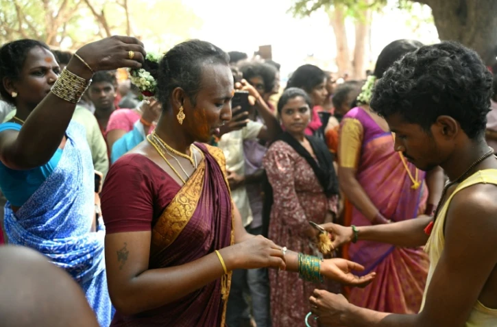 Des membres de la communauté transgenre participent au festival annuel Koovagam, le 29 avril 2026 à Kallakurichi, dans l'Etat indien méridional du Tamil Nadu 