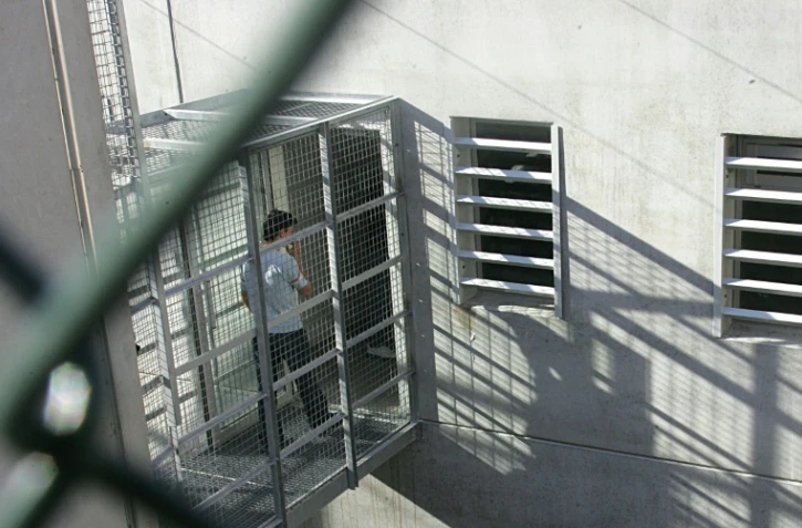 Un jeune au Centre de rétention administrative du Canet (CRA), le 5 décembre 2006 à Marseille