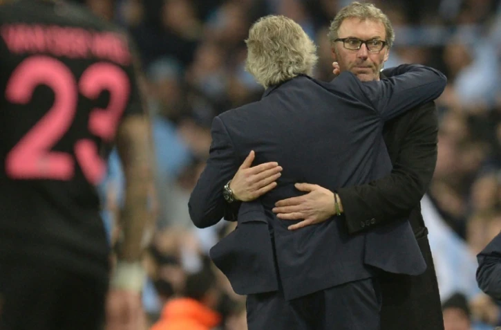 L'entraîneur du PSG Laurent Blanc  congratulé par son homologue de Manchester City Manuel Pellegrini après l'échec des Parisiens en Ligue des champions à l'Etihad, le 12 avril 2016