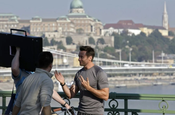 L'acteur australien Hugh Jackman lors d'un tournage le 2 septembre 2011 sur le pont Szabadssag à Budapest