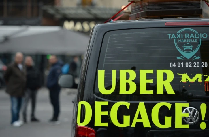 "Uber dégage!" inscrit sur un taxi, à Marseille le 27 janvier 2016