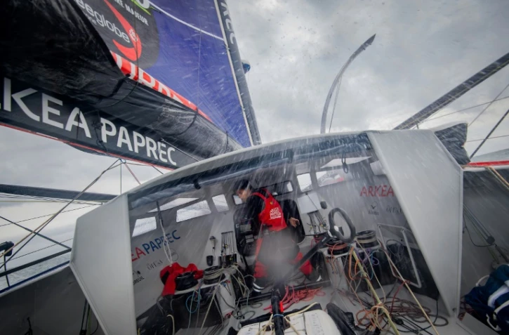 Sébastien Simon à bord de son monocoque au large de Port-la-Forêt, dans le Finistère, le 30 septembre 2020